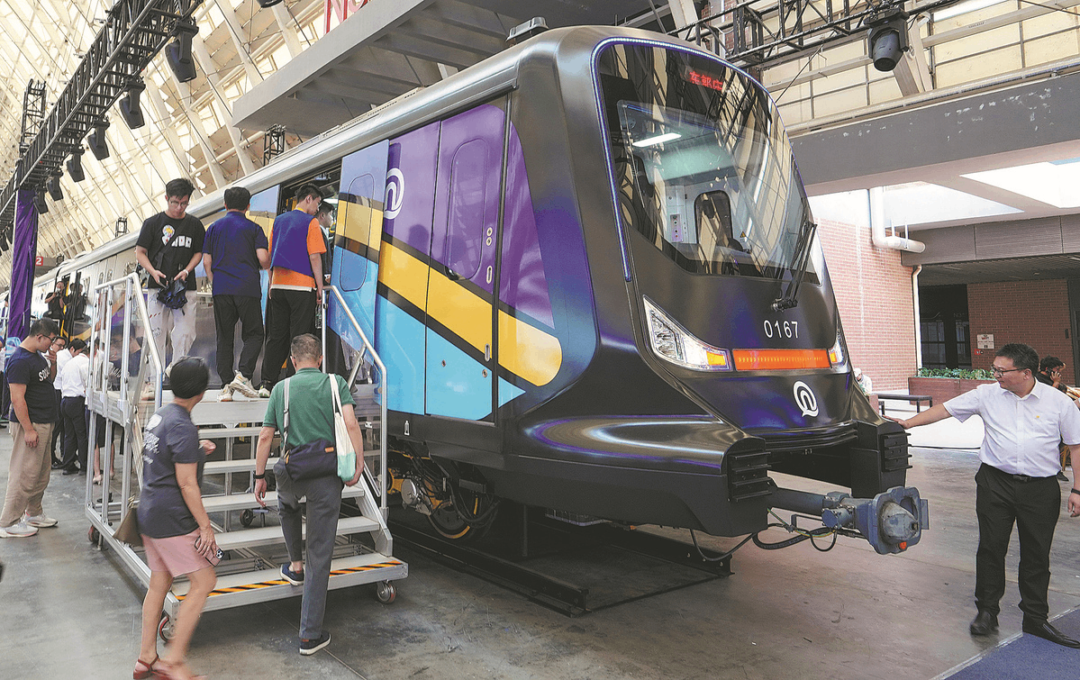 Le premier train de métro en fibre de carbone au monde est déployé